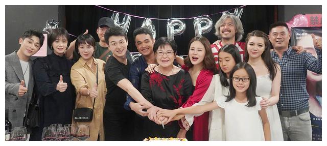 袁立前夫赵岭近照曝光，45岁依旧温柔又绅士，二婚娶娇妻生活幸福