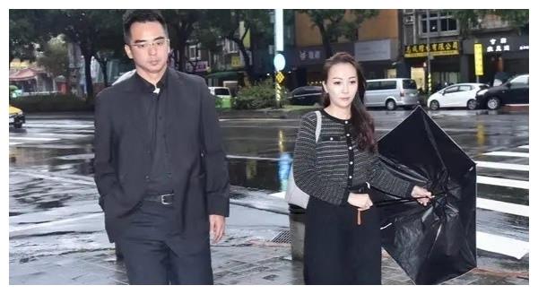 林志玲哥嫂现身吊唁高以翔，穿着朴素表情沉重，透露两人曾是同学