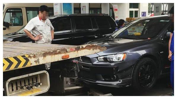 油站小工给这辆三菱错加92汽油,车主吓得叫来拖车要去清洗油路