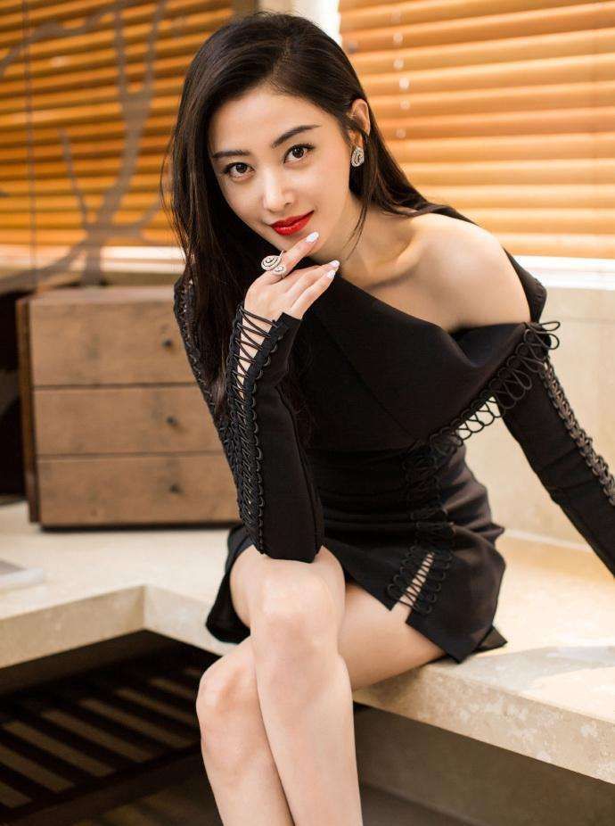 她也是娱乐圈中一位颜值与实力并存的女演员 张天爱也是凭借着网剧