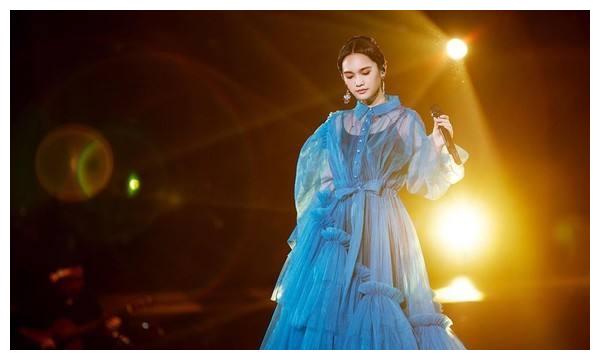 杨丞琳演唱会双膝下跪？高情商回应怀孕消息，打消网友顾忌