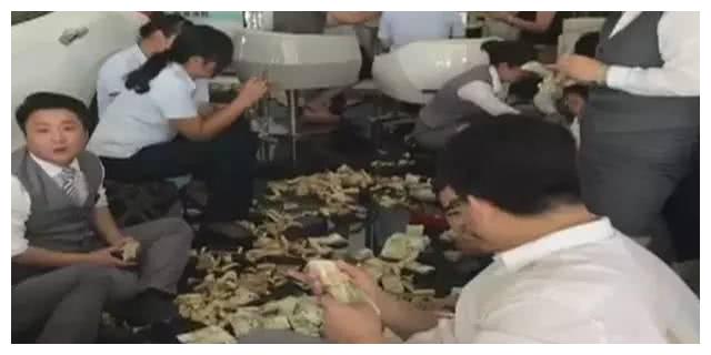 订车前后4s店判若两人,车主怒砸现金交尾款,实在是太解气!