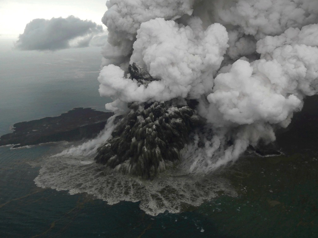 航拍下的印尼喀拉喀托火山,电闪雷鸣犹如世界末日!