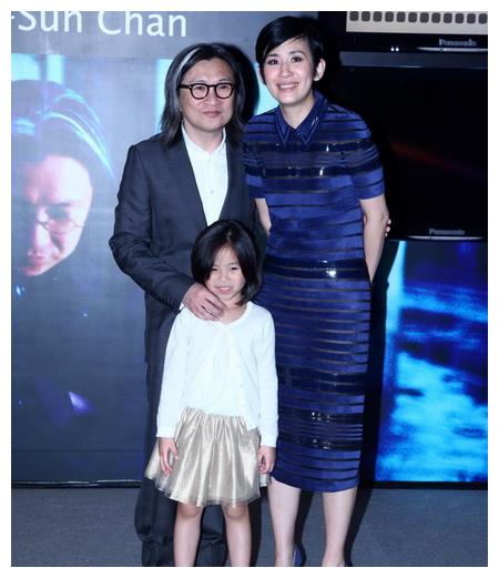 吴君如一家近照 都说女大十八变 曾被说丑的女儿 现在亭亭玉立