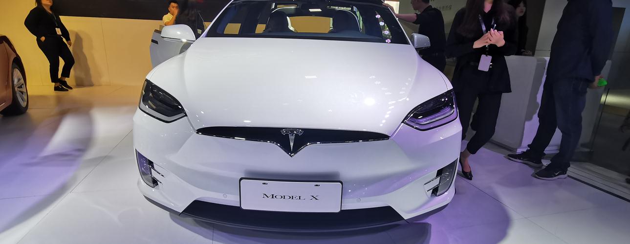 广州车展体验特斯拉，鸥翼式车门豪华无比，座椅布局是亮点