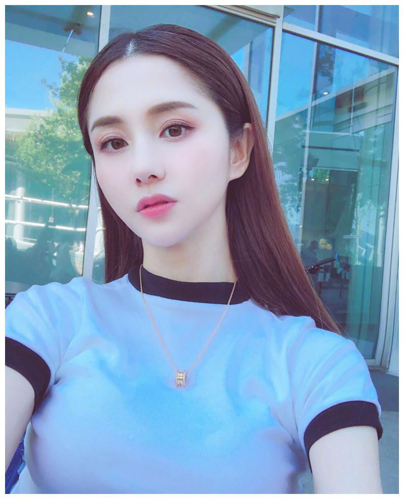 她曾是《肉蒲团》的女主角，一炮而红，生活中确是极品冰清玉女！
