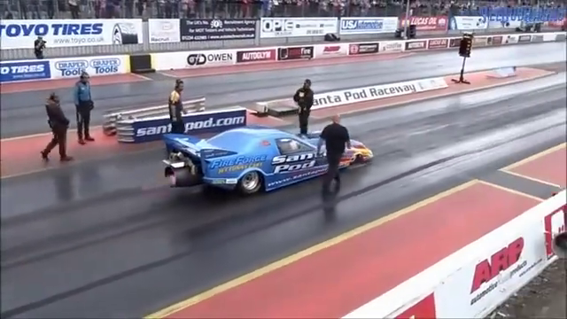 加装了火箭推进器的跑车会喷火，