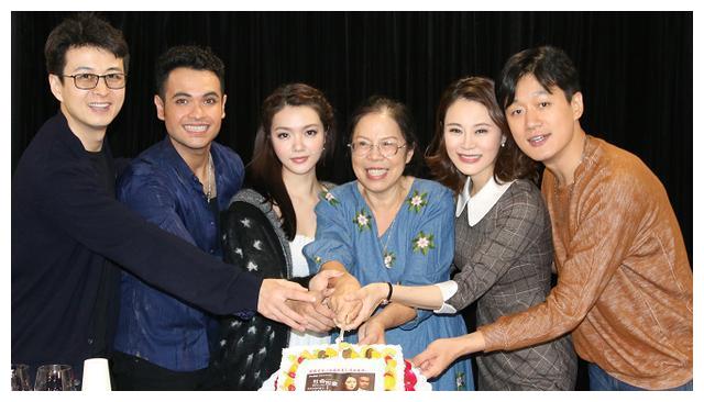 袁立前夫赵岭近照曝光，45岁依旧温柔又绅士，二婚娶娇妻生活幸福