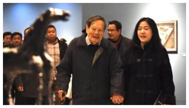 97岁杨振宁携娇妻参观展览,翁帆甘当人形拐杖,座驾说明一切