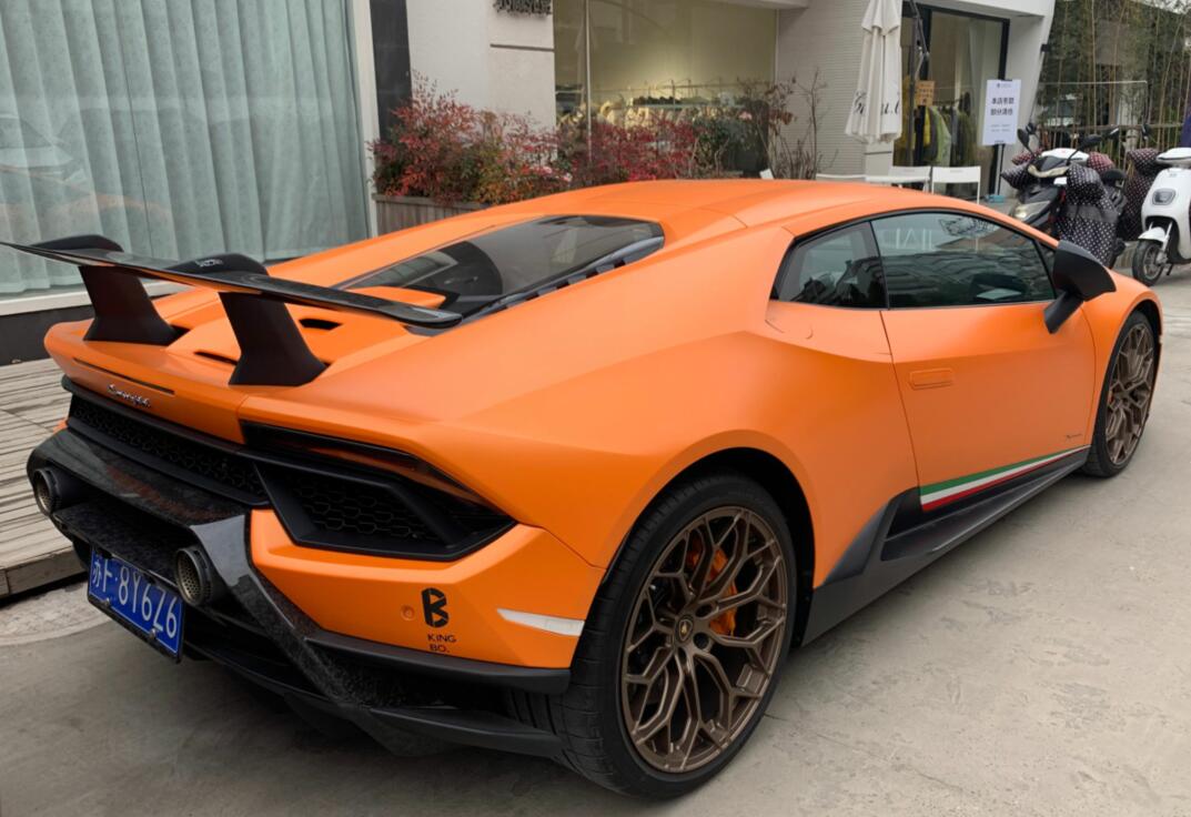 南通海门实拍兰博基尼小牛跑车，金色轮毂非常亮眼！