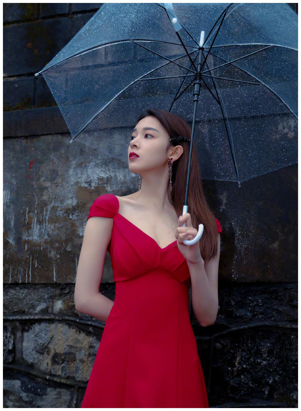 有种羡慕叫岳绮罗的身段，90斤硬挤进去的旗袍，她穿却松垮得不行|90后|陈瑶|岳绮罗_新浪新闻