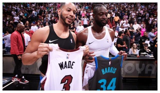 东契奇撕球衣图片