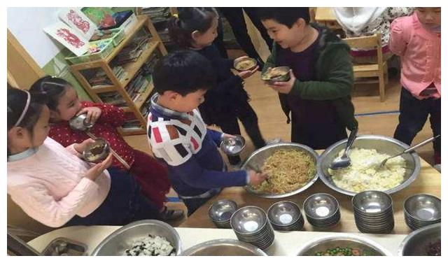 幼儿园老师发午餐照秒撤回，眼尖家长发现其中问题，群里瞬间炸了