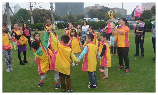 幼儿园老师发午餐照秒撤回，眼尖家长发现其中问题，群里瞬间炸了