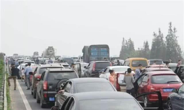 堵车时，新能源车续航成一大难题，车主却“笑”了