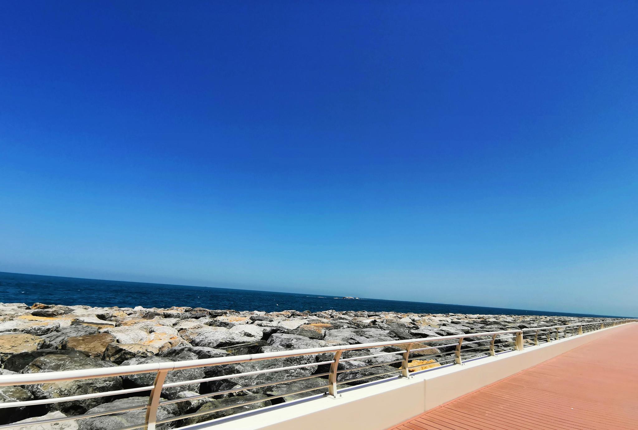 波斯湾海湾,这唯美的风景,看到的只有海天相接.