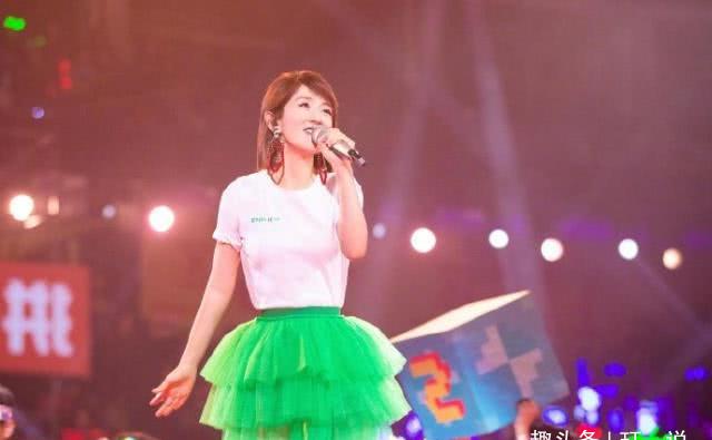 2019央视春晚第三次彩排,谢娜首度亮相,网友:主