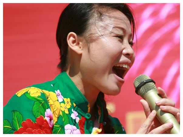 41岁李玉刚近照，曾被传皈依佛门，生活中却是纯爷们，女儿很惊艳