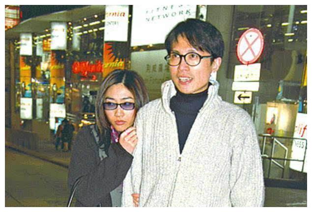 59岁黄子华近照曝光!满头白发黑帽遮,三段感情无果现任神秘