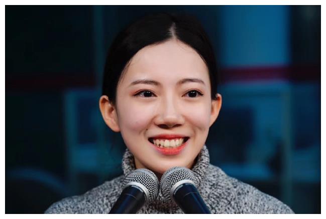 "不倒翁女孩"迎来节目首秀,一张嘴牙齿成亮点,网友:太