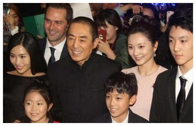 67岁张艺谋全家近照，老婆19岁嫁给50岁的他，如今36岁美成这样！