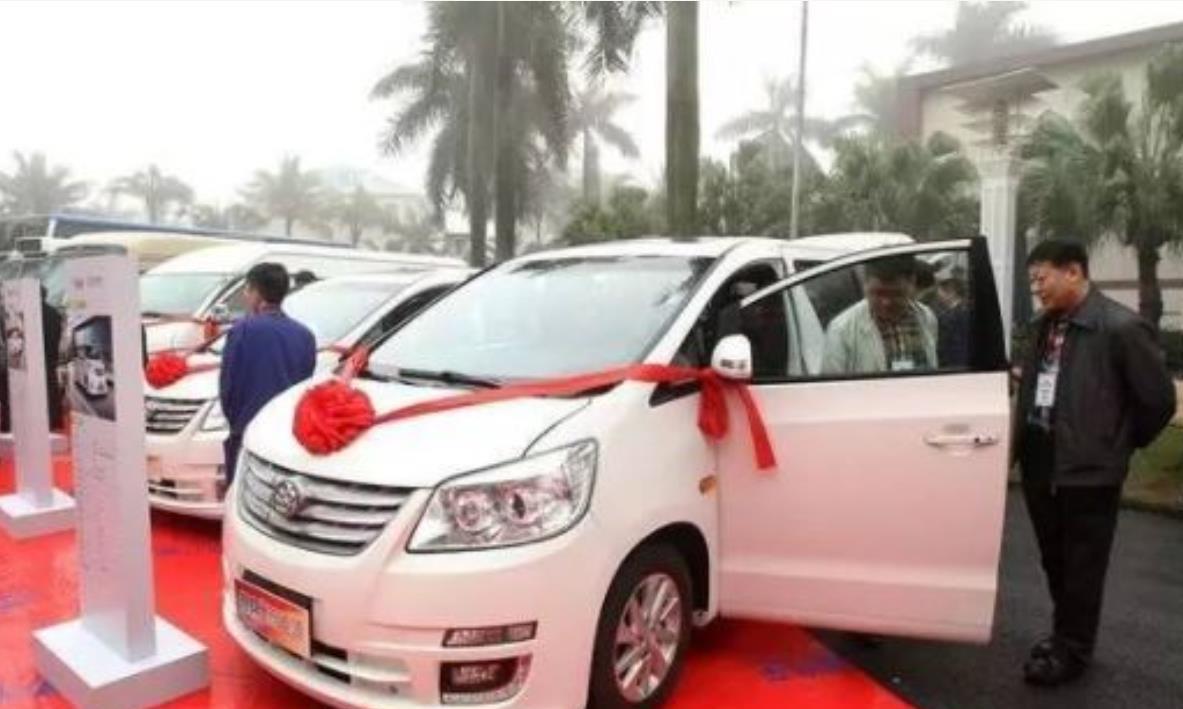 董明珠新车终于亮相！车标是一大亮点，网友：卖出一台算我输！