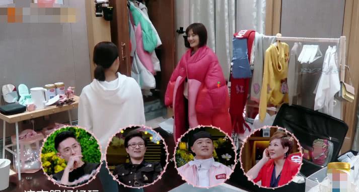 张嘉倪谢娜意外撞衫,看了羽绒服的价格后,贫穷限制想象