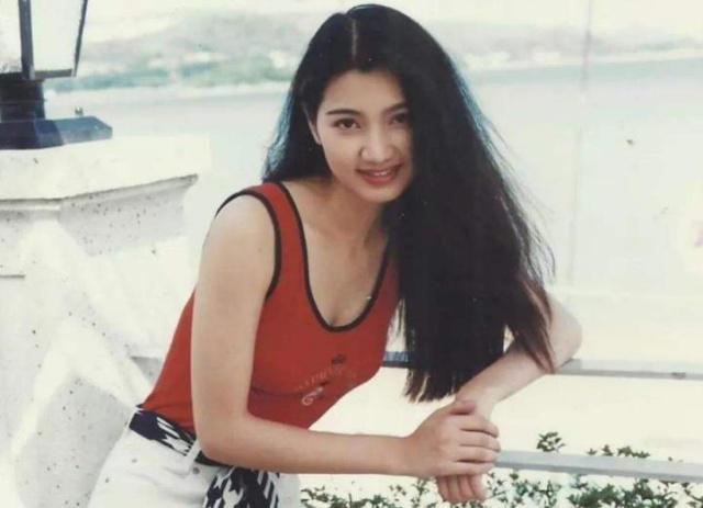 洪欣5岁女儿卷发大眼，完全get到了妈妈的美！