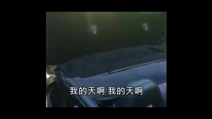 当一个小宝宝坐在跑车里面是怎样一种体验