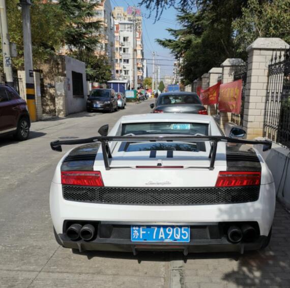 南通板桥新村实拍兰博基尼小牛，回头率相当高！