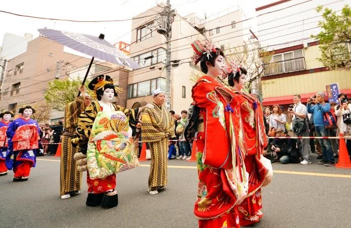 日本花魁貌美如花身上需穿30kg的衣物她们是做啥工作的