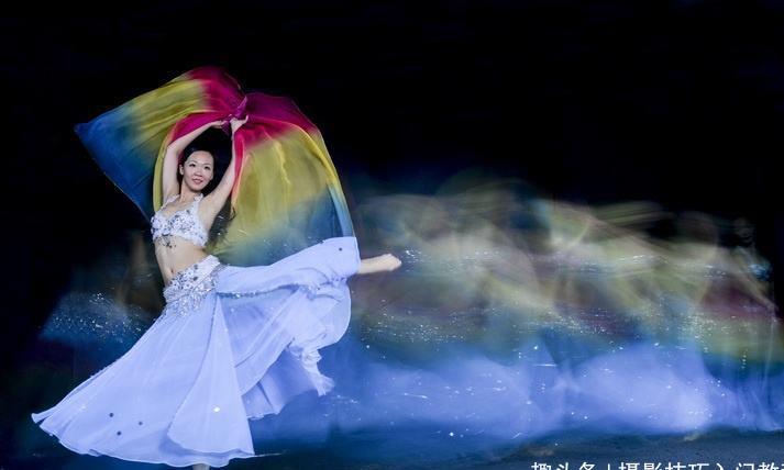 夜空中的星星闪一下就消失不见，这是爆炸了吗？还是出...