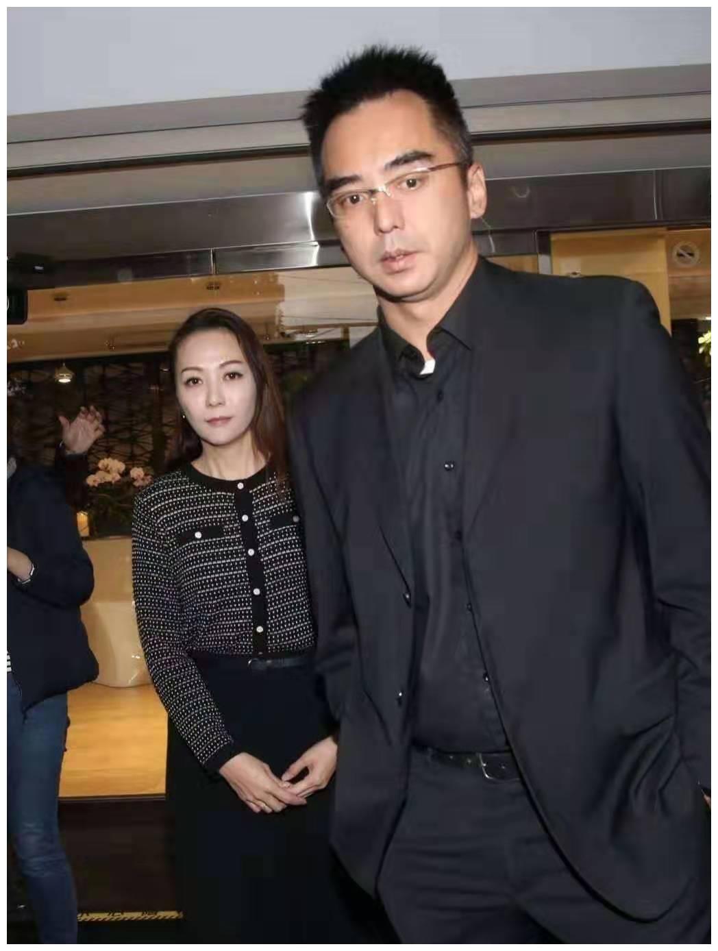 林志玲哥嫂现身吊唁高以翔，穿着朴素表情沉重，透露两人曾是同学