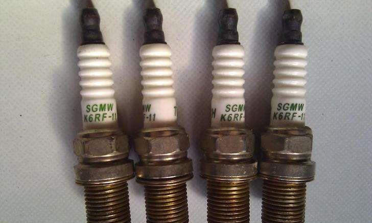 汽车若表现出这3种预兆，就说明火花塞该换了，继续开会毁发动机