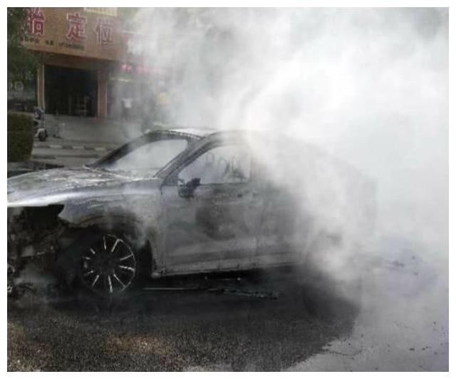 吉利星越提车当天发生自燃,车辆被烧毁,车主:谁还我车?