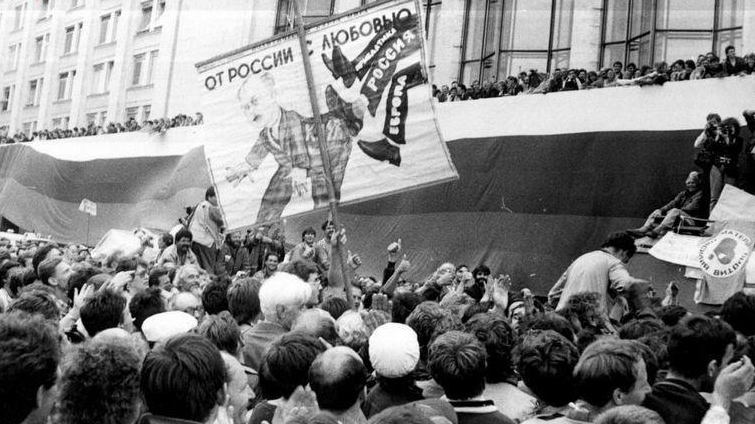 苏联解体前的八一九事件是怎么回事?70张老照片回顾离奇的3天