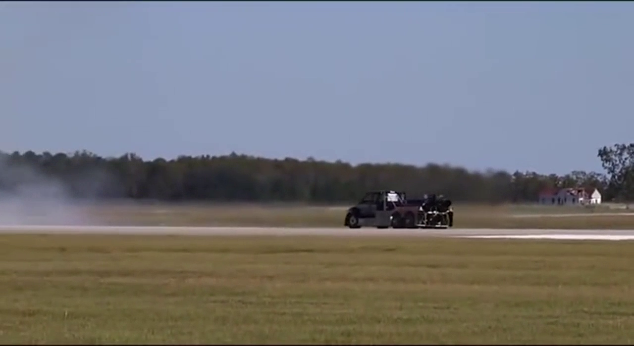 卡车装上战斗机引擎后，与小型飞机赛跑，谁的速度更快？