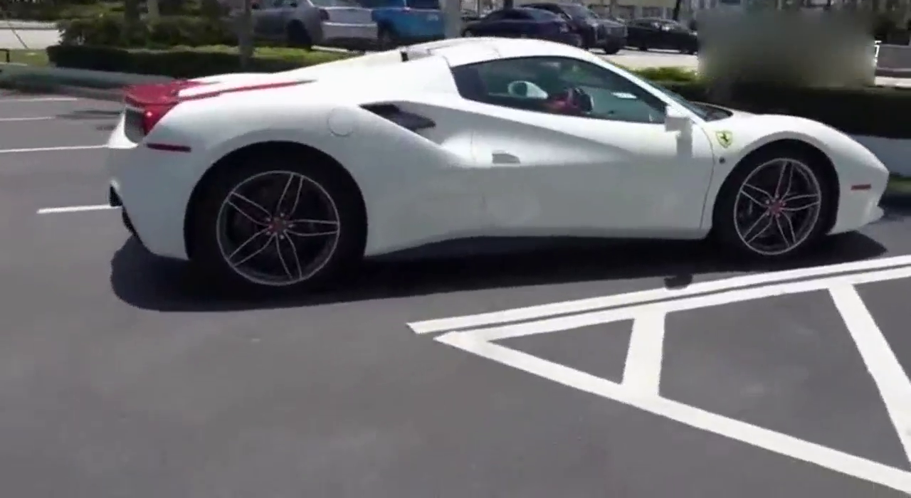 硬顶敞篷版法拉利488跑车，无论停在哪，都是一条美丽的风景线！