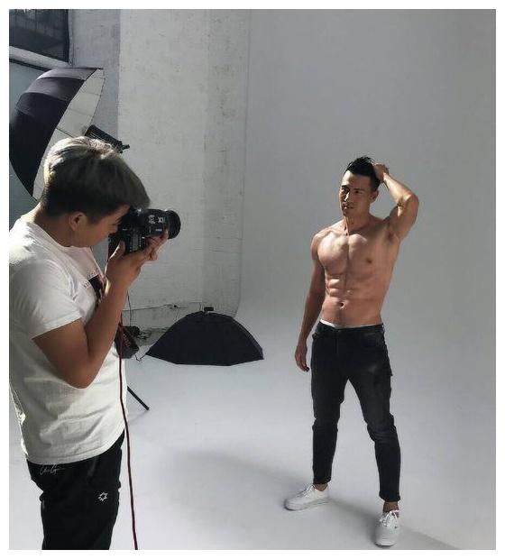 国足身材第一人在申花 摆脱白斩鸡称号 腹肌凹凸有致秒杀石