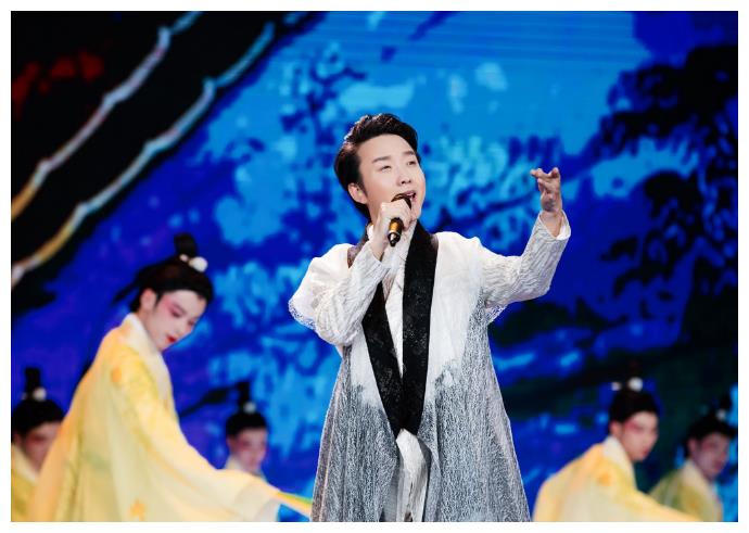 41岁李玉刚近照，曾被传皈依佛门，生活中却是纯爷们，女儿很惊艳