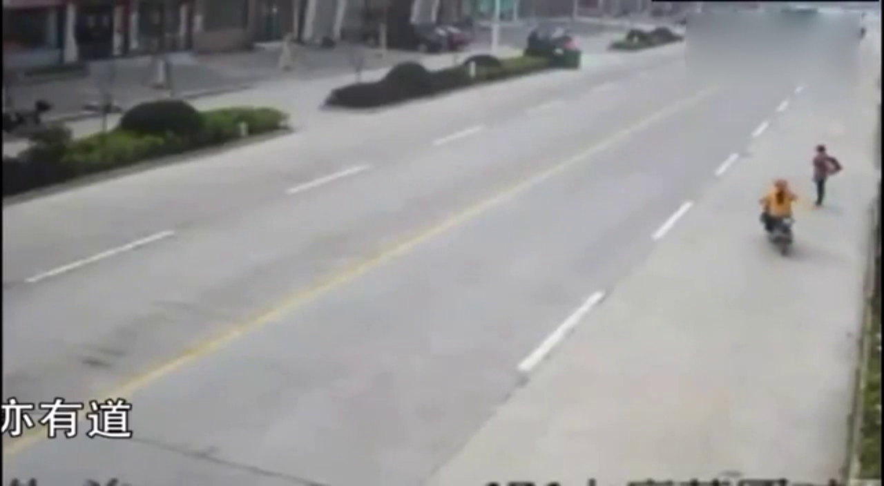 电动车看见货车依旧选择抢道，她以为别人都得让着她！