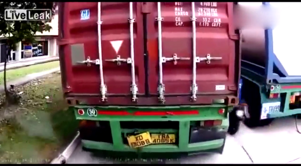 电动车见缝插针挤入两辆大货车中间，接下来太惨