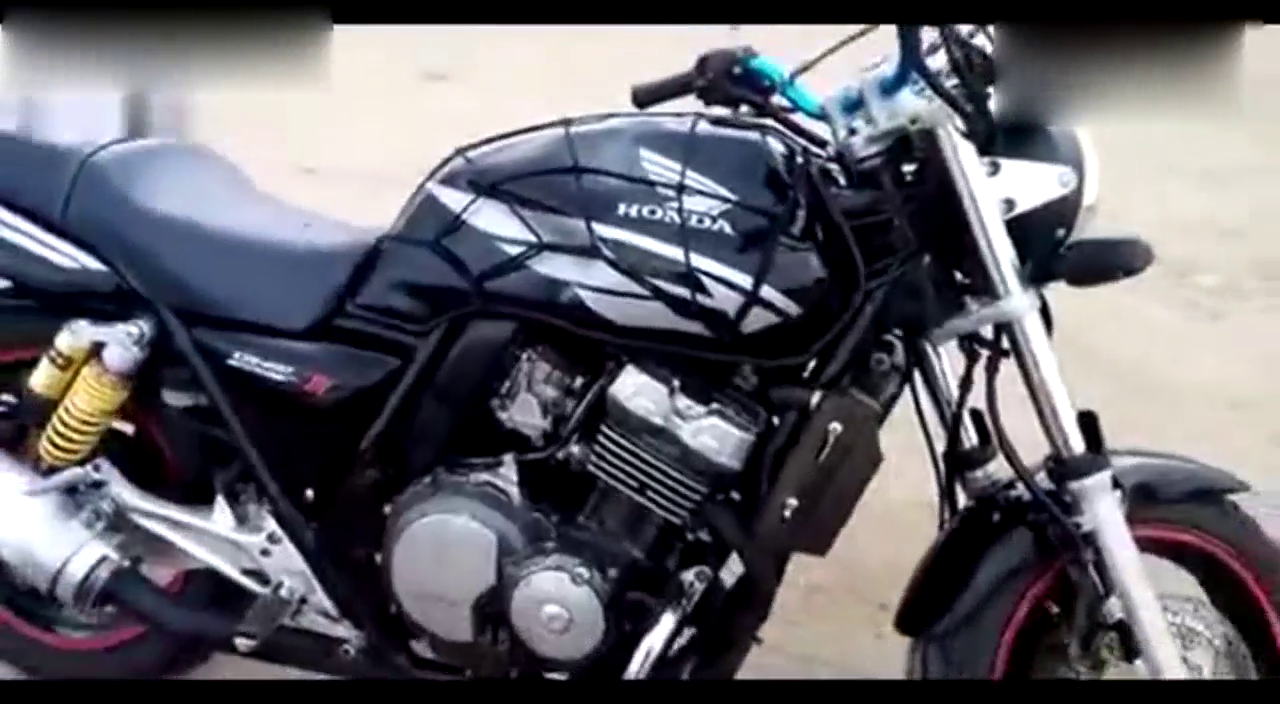 实拍本田CB400摩托车冷车启动，经典跑车声音让人怀恋！