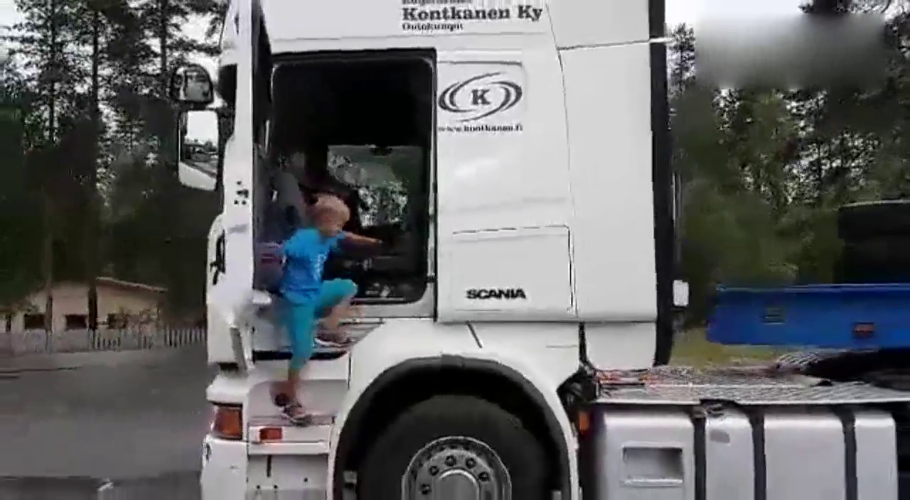 还在考科目二？八岁小男孩向你演示半挂大卡车倒车入库！