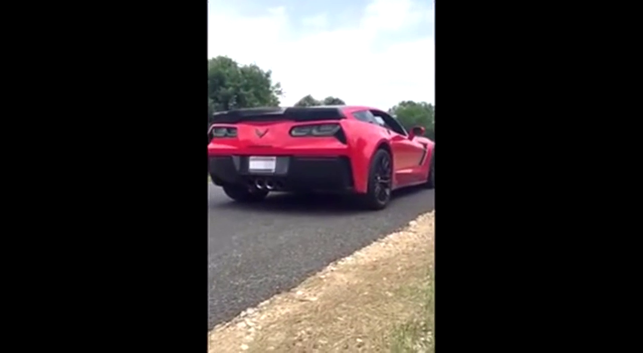 价值100万的跑车，30秒就被撞烂，车主心里是崩溃的_1