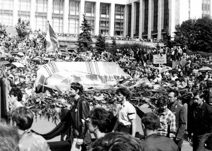 苏联解体前的八一九事件是怎么回事?70张老照片回顾离奇的3天
