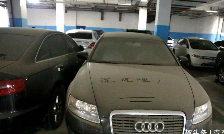 如何清理发动机上的灰尘？修车师傅：别急着用毛巾擦，会伤车