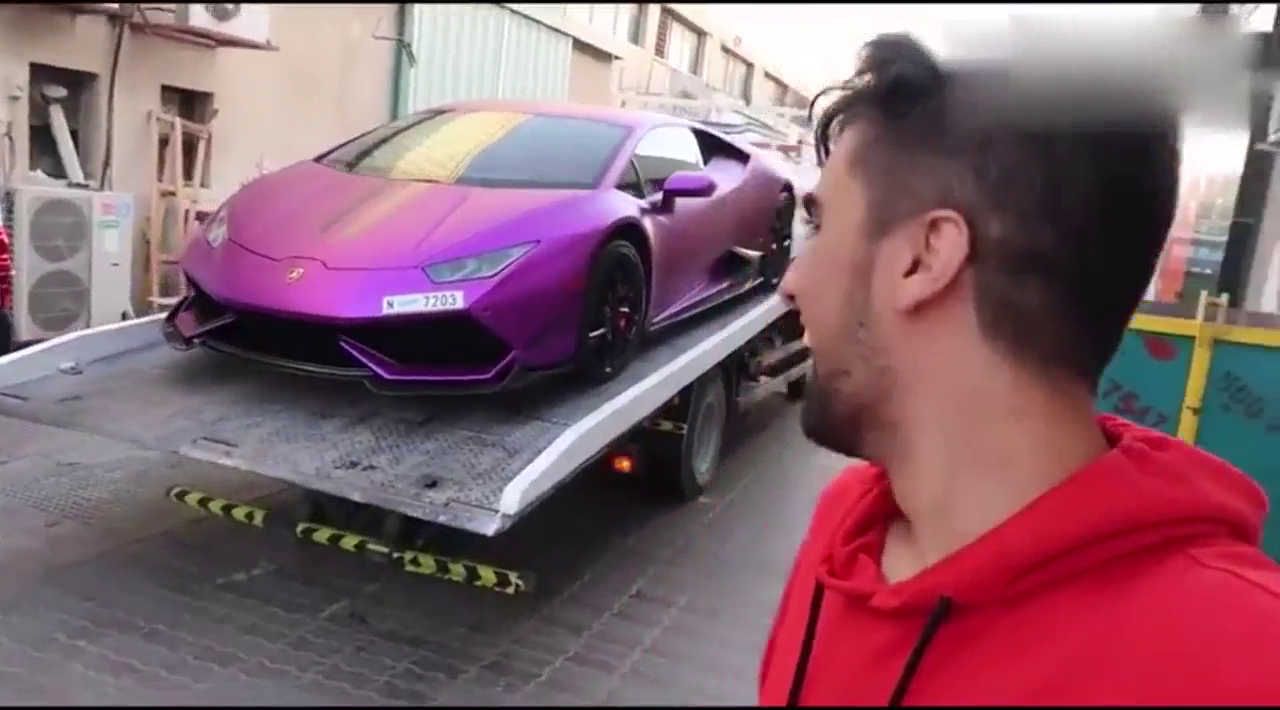 买兰博基尼跑车送了一辆摩托车，土豪有点受宠若惊