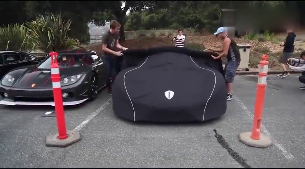 土豪私人订制的跑车刚刚到货，当撕开车衣后才知道到底有多帅气！