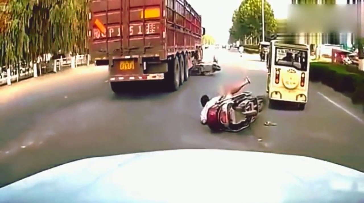 两辆电动车碰在一起，如果不是监控拍下，大货车的清白谁来证明